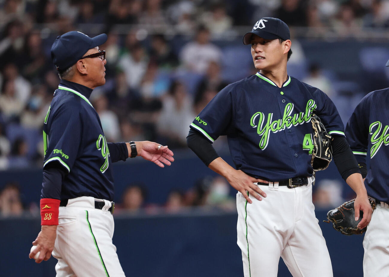 オリックス対ヤクルト　5回裏、2点目を失った高橋奎二の元に行き交代を告げるヤクルト池山隆寛監督（撮影・西尾就之）