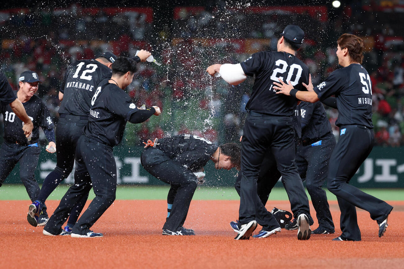 西武対広島　サヨナラ打を放ち祝福される西武長谷川信哉（中央）（撮影・鈴木正人）