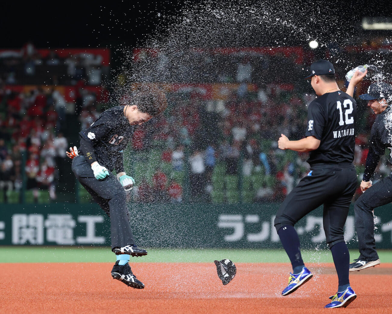 西武対広島　10回裏、サヨナラ打を放ちナインに祝福される西武長谷川信哉（左）（撮影・鈴木正人）