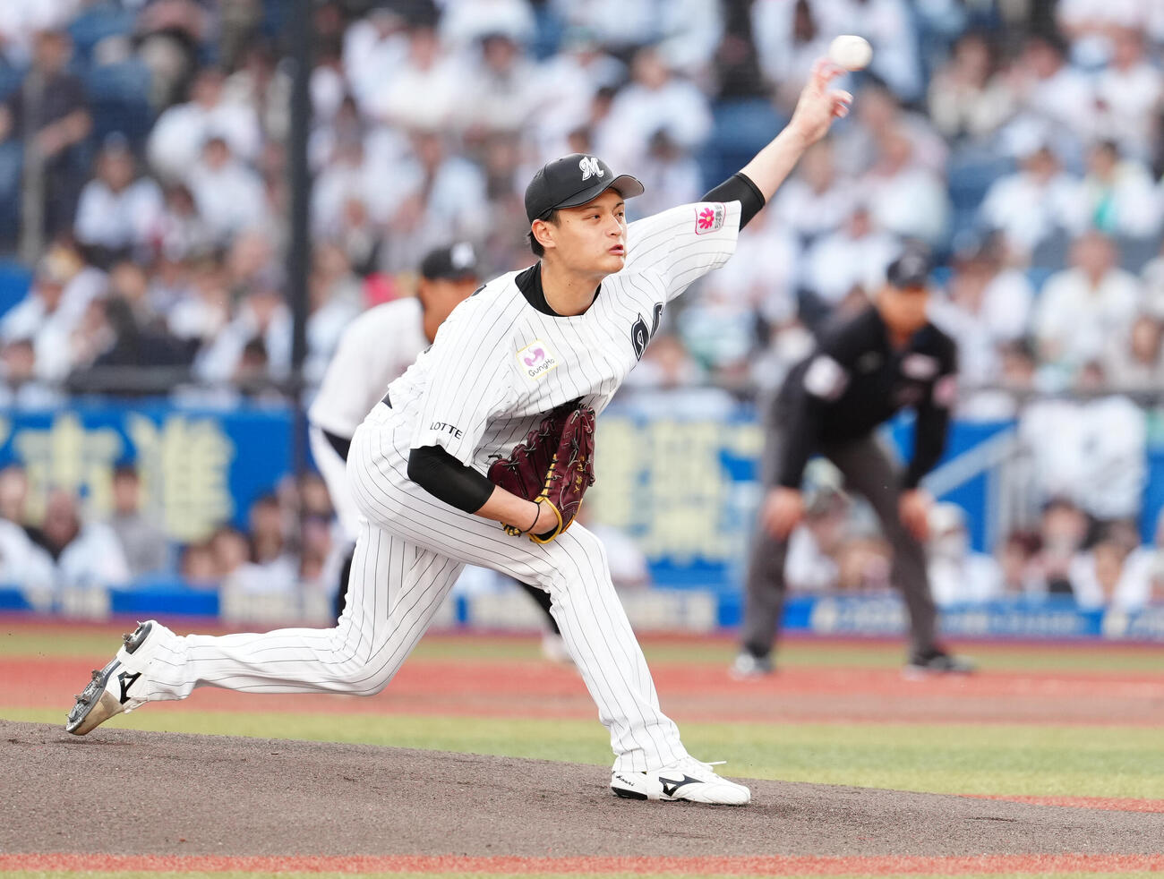 ロッテ対中日　力投するロッテ先発の毛利海大（撮影・鈴木みどり）
