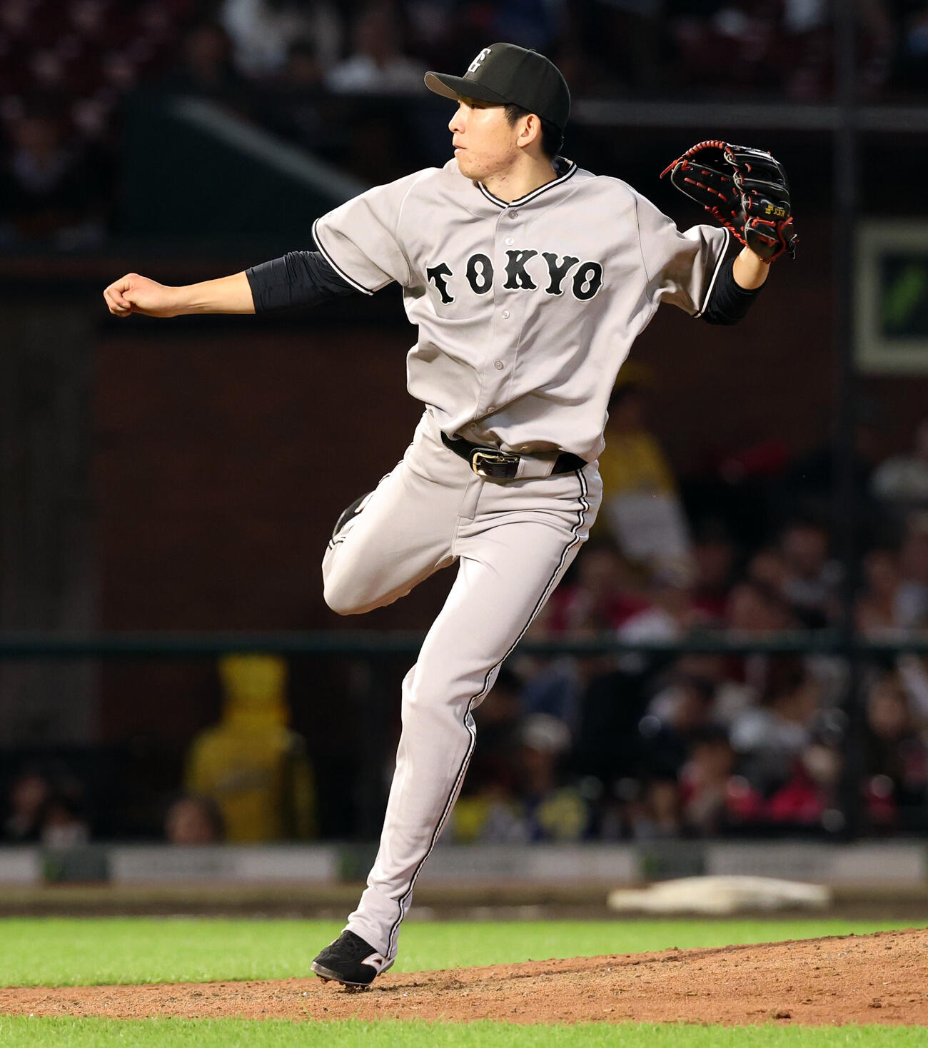 楽天対巨人　9回裏楽天の攻撃で、小さく飛びながら力投する戸郷翔征（撮影・浅見桂子）
