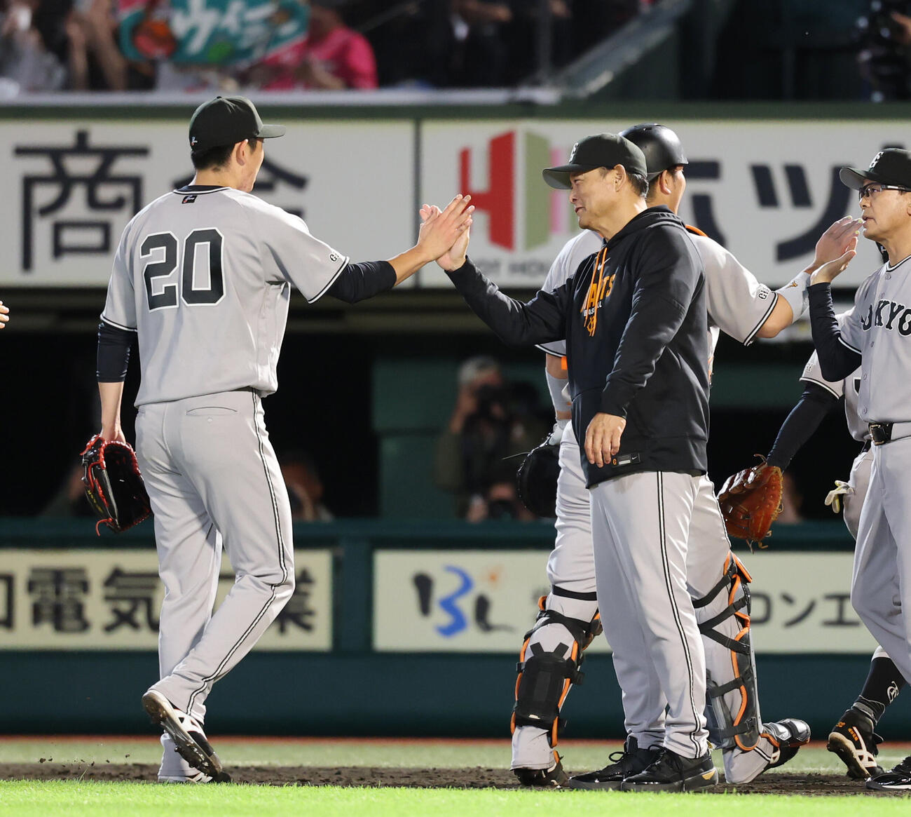楽天対巨人　勝利しタッチを交わす橋上秀樹監督代行（右）と戸郷翔征（撮影・増田悦実）＝2026年6月10日