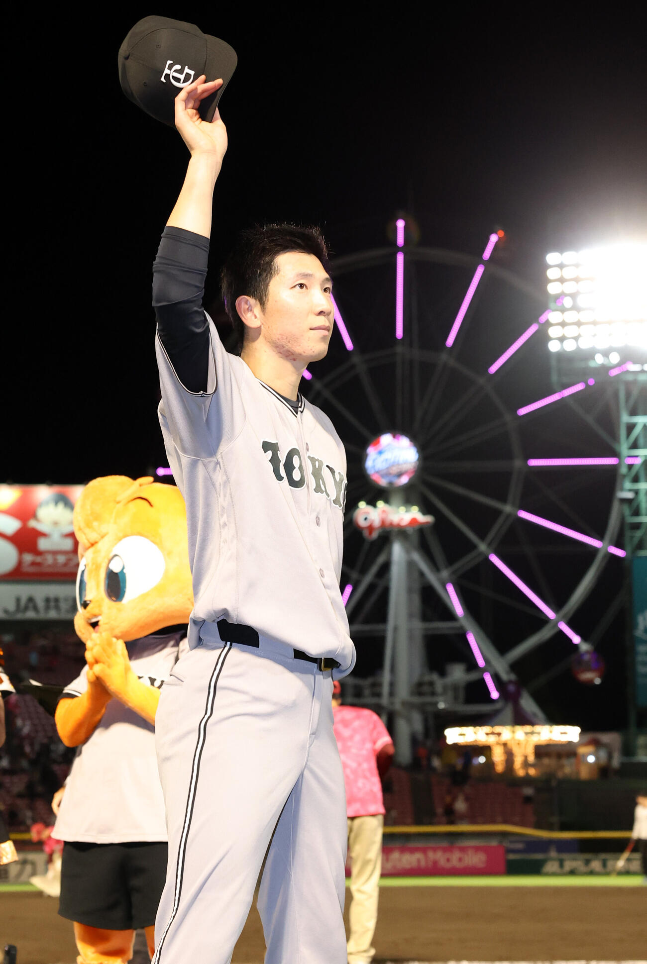 楽天対巨人　完封勝利で3勝目を挙げた巨人戸郷翔征はスタンドに手を振る（撮影・浅見桂子）