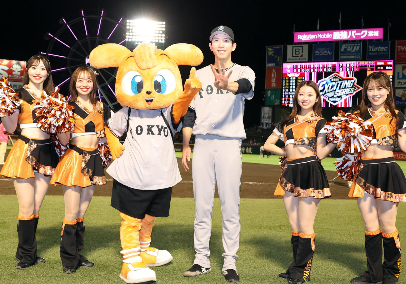 楽天対巨人　14奪三振完封勝利で3勝目を挙げた巨人戸郷翔征はキッズジャビットと笑顔で「14」（撮影・浅見桂子）