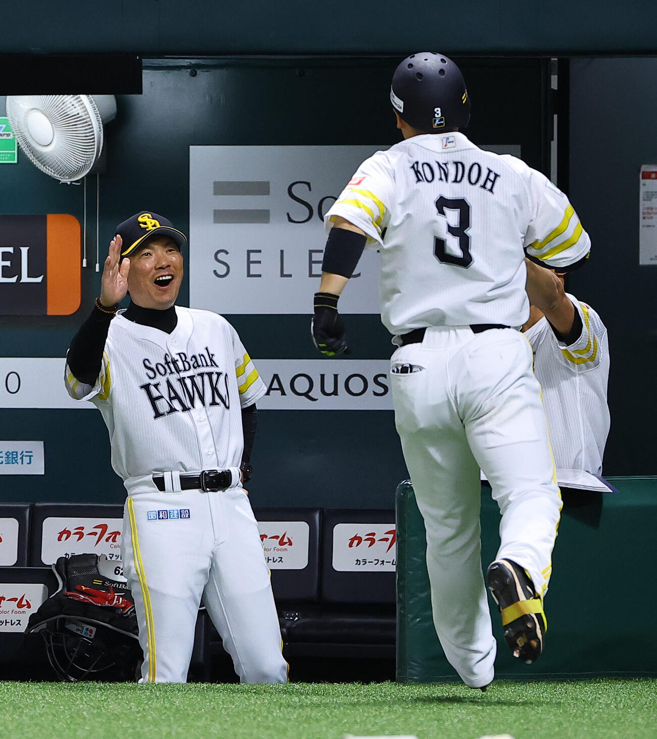 ソフトバンク対阪神　5回裏ソフトバンク1死、勝ち越しソロ本塁打を放った近藤健介をハイタッチで出迎える小久保裕紀監督（撮影・上田博志）
