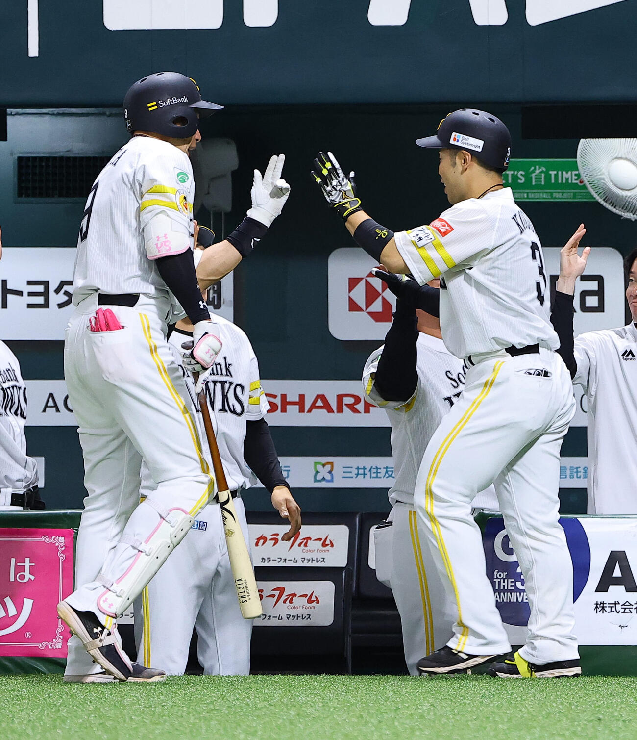 ソフトバンク対阪神　5回裏ソフトバンク1死、勝ち越しソロ本塁打を放った近藤健介（右）は柳田悠岐とハイタッチをする（撮影・上田博志）