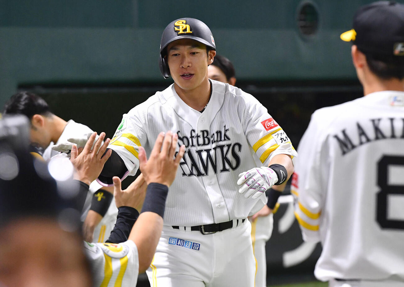 ソフトバンク対阪神　4回裏ソフトバンク1死、右越え本塁打を放ち、ナインとタッチを交わす柳田悠岐（撮影・岩下翔太）