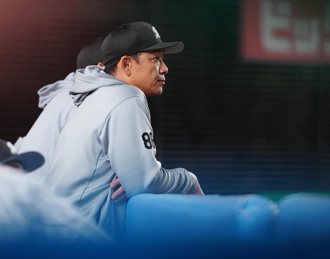 ロッテ対中日　ベンチから試合を見るロッテのサブロー監督（撮影・鈴木みどり）