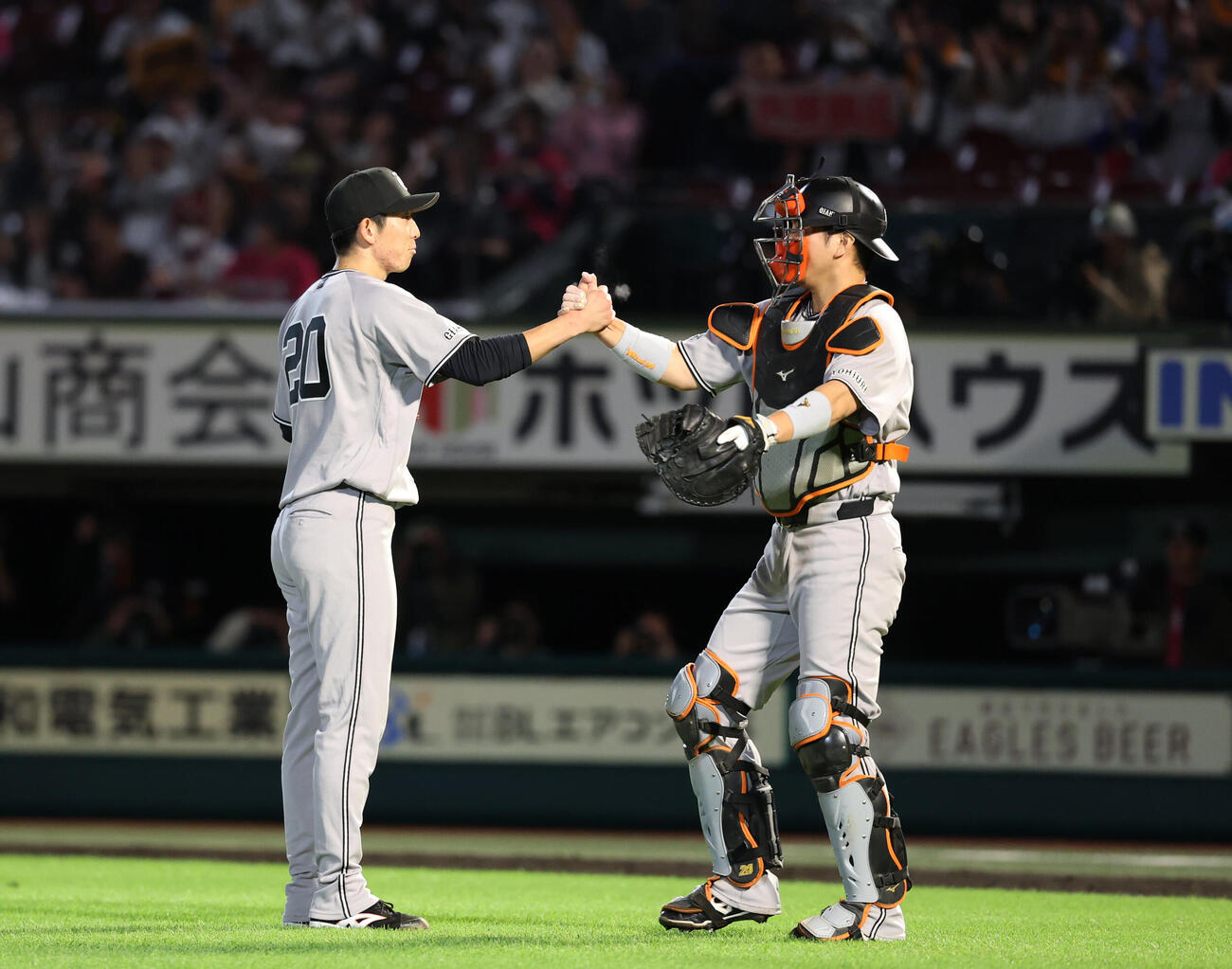 楽天対巨人　完封勝利し大城卓三（右）と握手を交わす巨人戸郷翔征（撮影・増田悦実）＝2026年6月10日