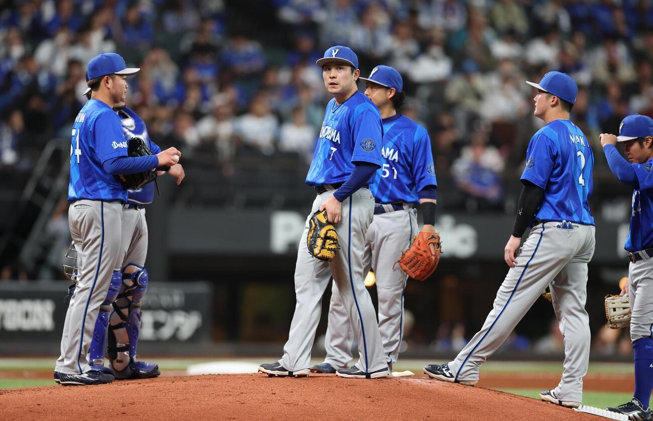 日本ハム対DeNA 4回裏、マウンドに集まるDeNAナイン（撮影・黒川智章）