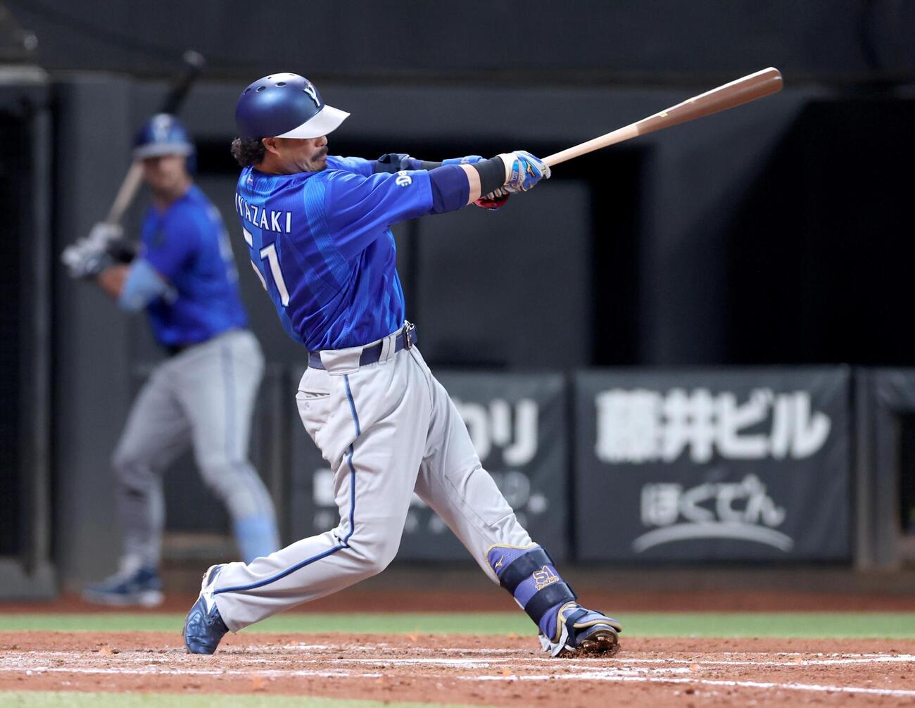 日本ハム対DeNA 5回表DeNA1死、二塁打を放つ宮崎敏郎（撮影・黒川智章）