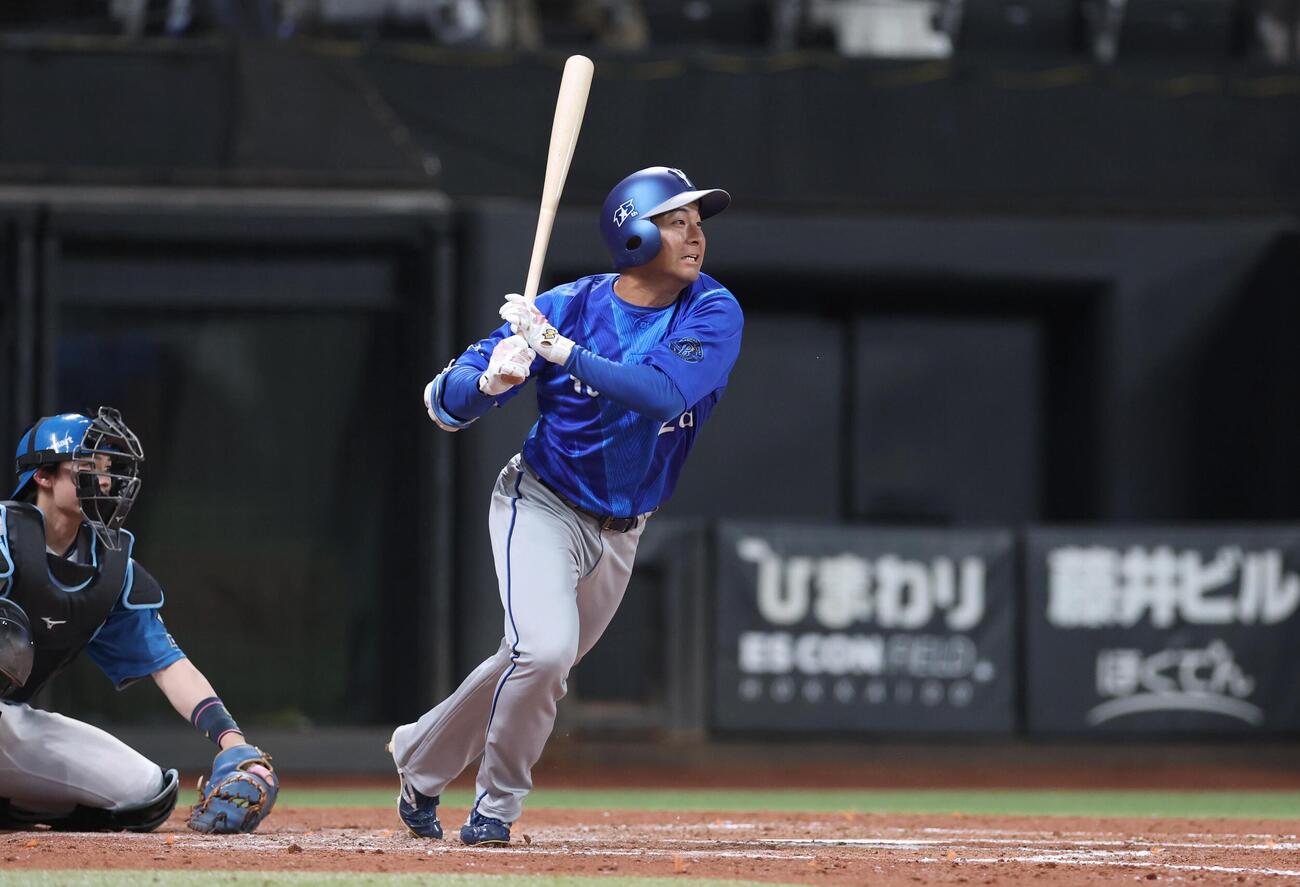 日本ハム対DeNA 5回表DeNA1死一、二塁、適時二塁打を放つ勝又温史（撮影・黒川智章）