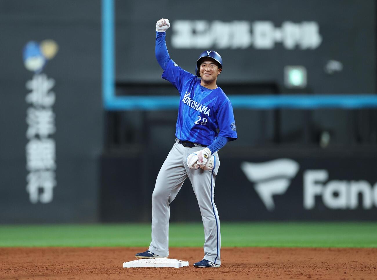 日本ハム対DeNA 5回表DeNA1死一、二塁、適時二塁打を放ちガッツポーズの勝又温史（撮影・黒川智章）