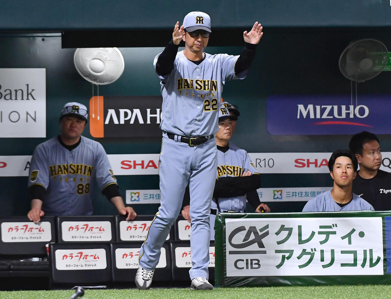 ソフトバンク対阪神　7回表阪神1死一塁、熊谷敬宥の盗塁失敗の判定にリクエストを要求する藤川球児監督（撮影・岩下翔太）