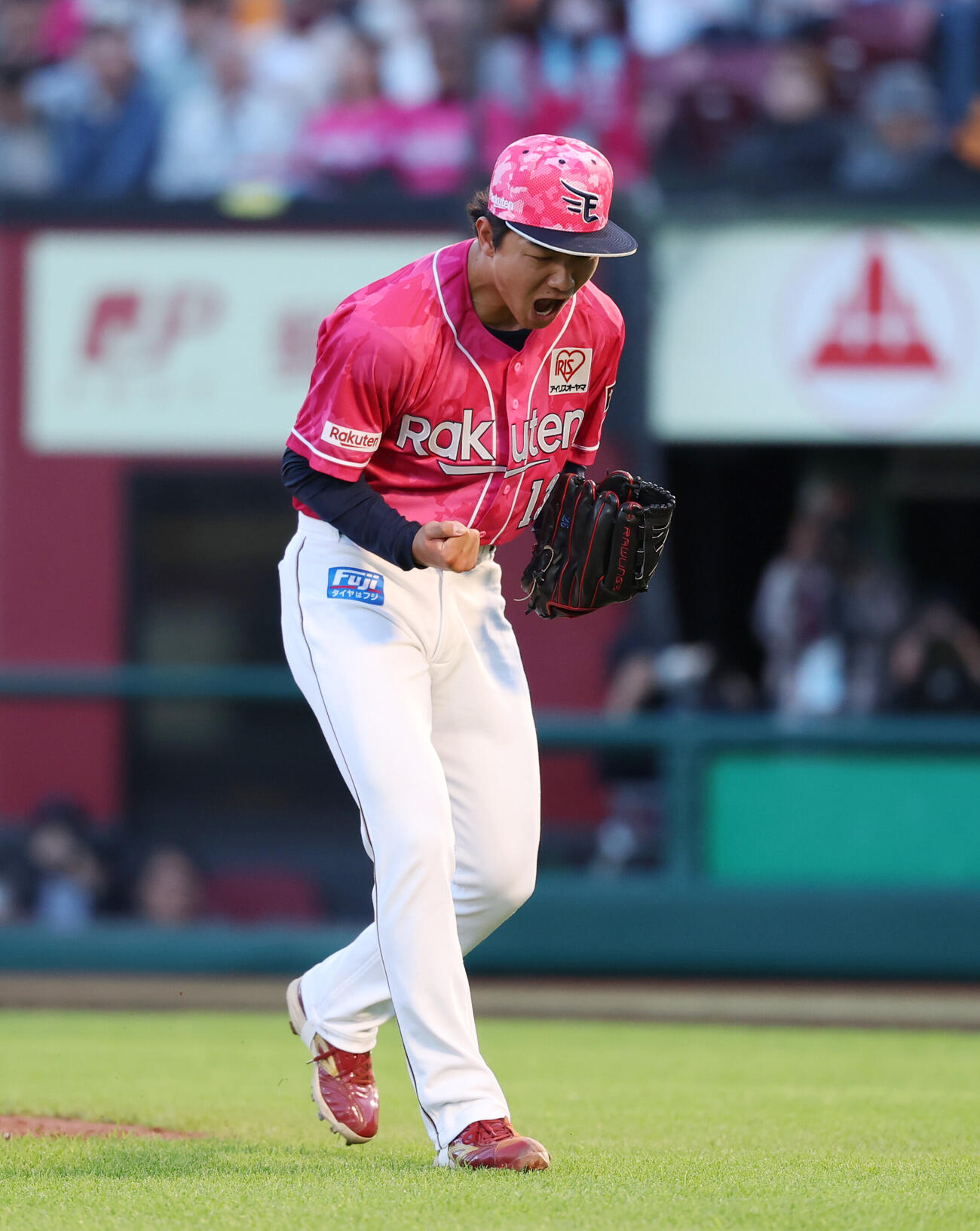 楽天対巨人2回表を無失点に抑え声を上げる藤原聡大（撮影・増田悦実）＝2026年6月10日