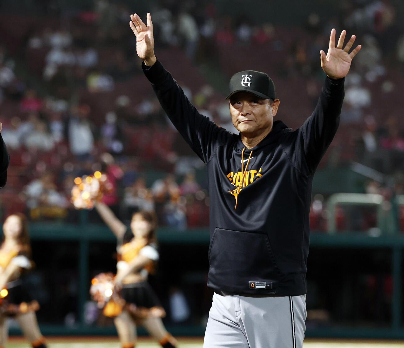 楽天対巨人　6連勝でスタンドに手を振る巨人橋上秀樹監督代行（撮影・浅見桂子）