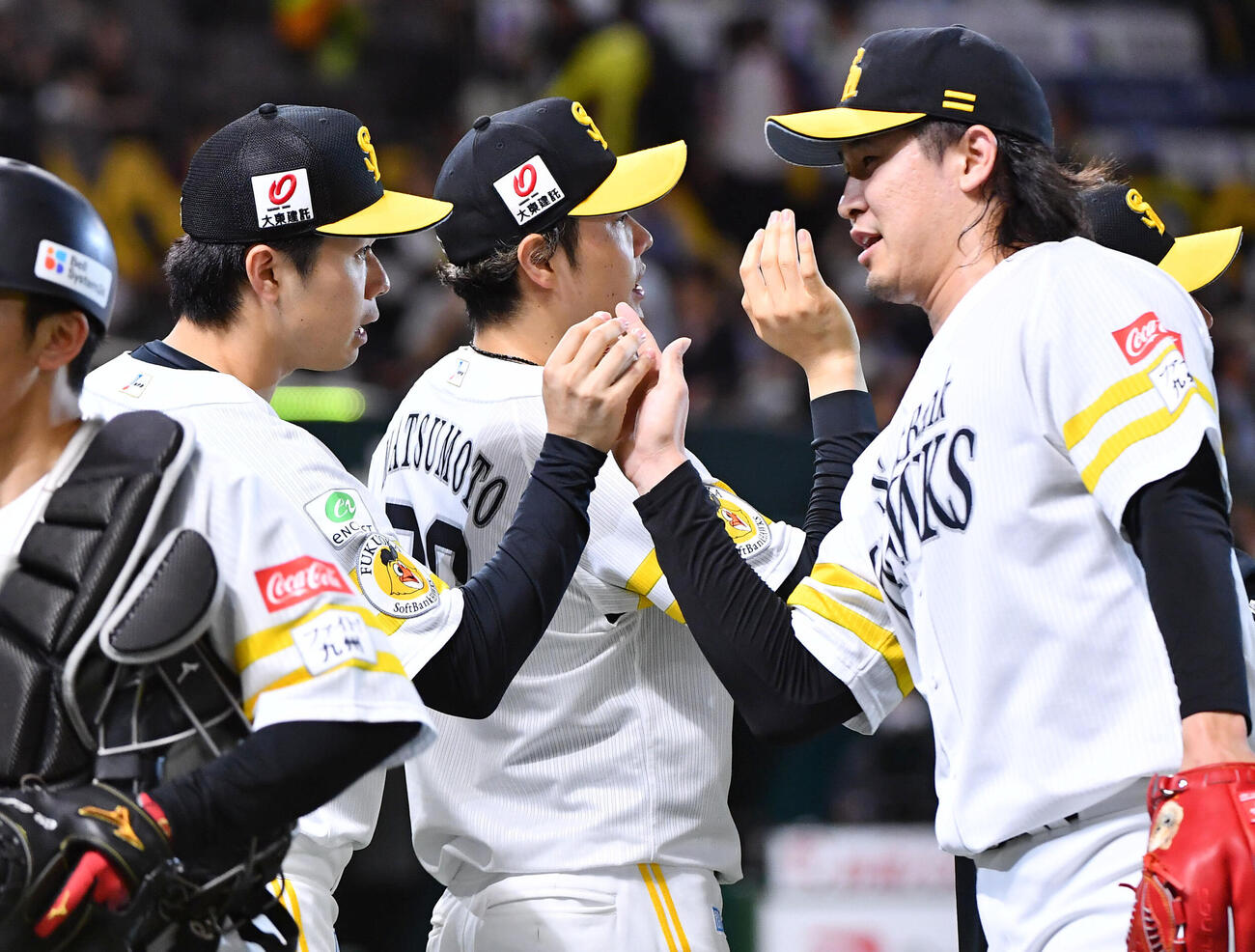 ソフトバンク対阪神　今季4勝目を挙げた松本晴（左）は杉山一樹からウイニングボールを受け取る（撮影・岩下翔太）