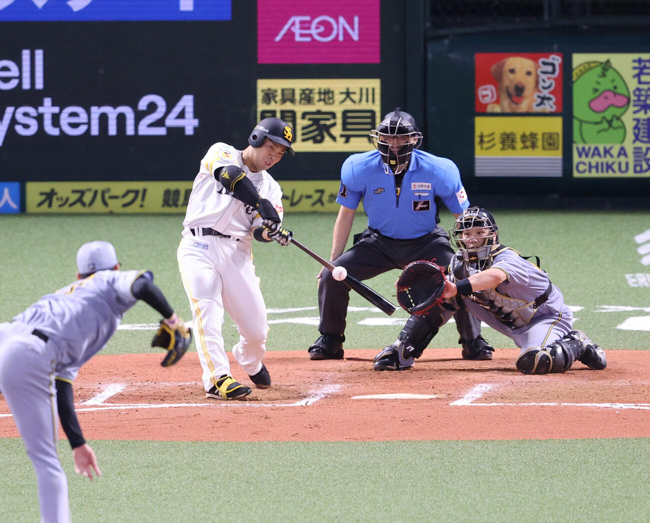 ソフトバンク対阪神　7回裏ソフトバンク1死二塁、近藤健介は右越えに2点本塁打を放つ（撮影・梅根麻紀）