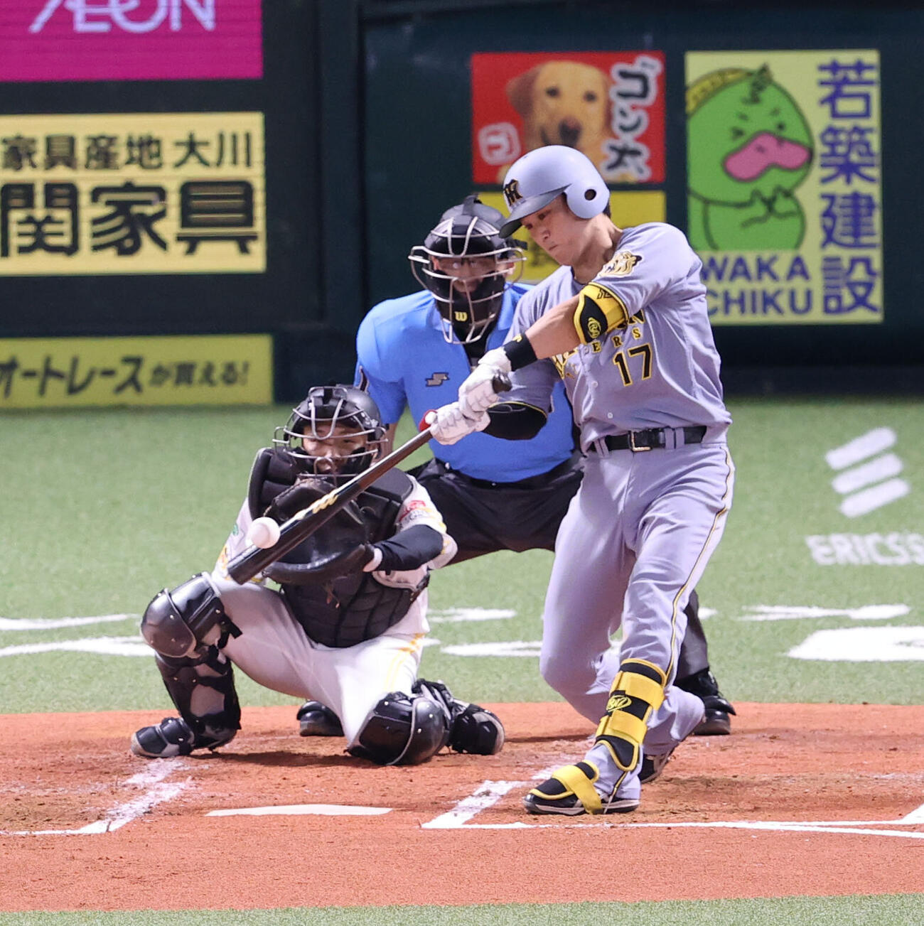 ソフトバンク対阪神　2回表阪神2死一、三塁、伏見寅威は中越えに先制2点適時二塁打を放つ（撮影・梅根麻紀）