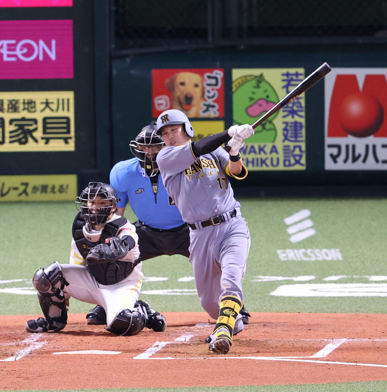 ソフトバンク対阪神　2回表阪神2死一、三塁、伏見寅威は中越えに先制2点適時二塁打を放つ（撮影・梅根麻紀）