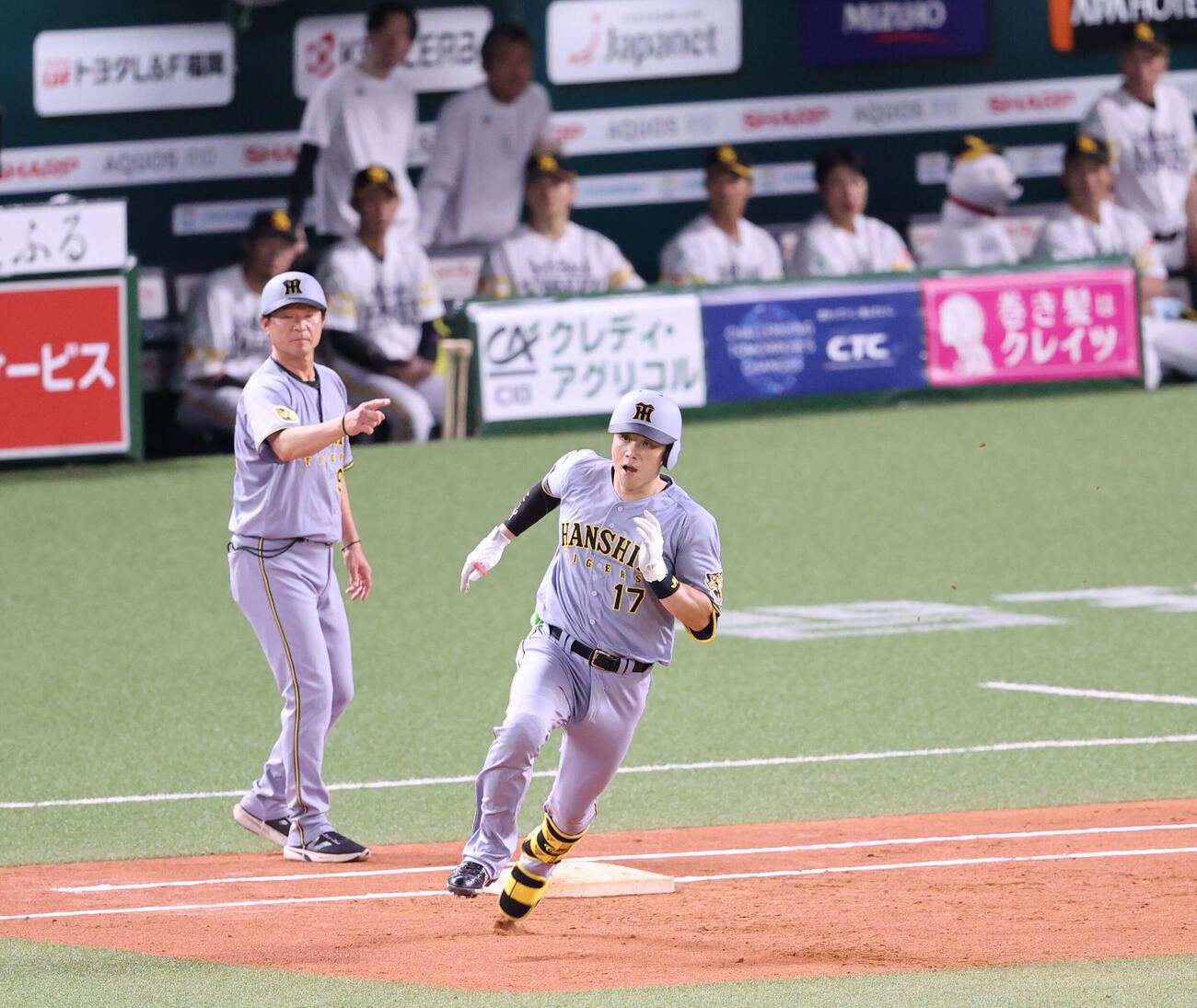 ソフトバンク対阪神　2回表阪神2死一、三塁、伏見寅威は中越えに先制2点適時二塁打を放つ（撮影・梅根麻紀）