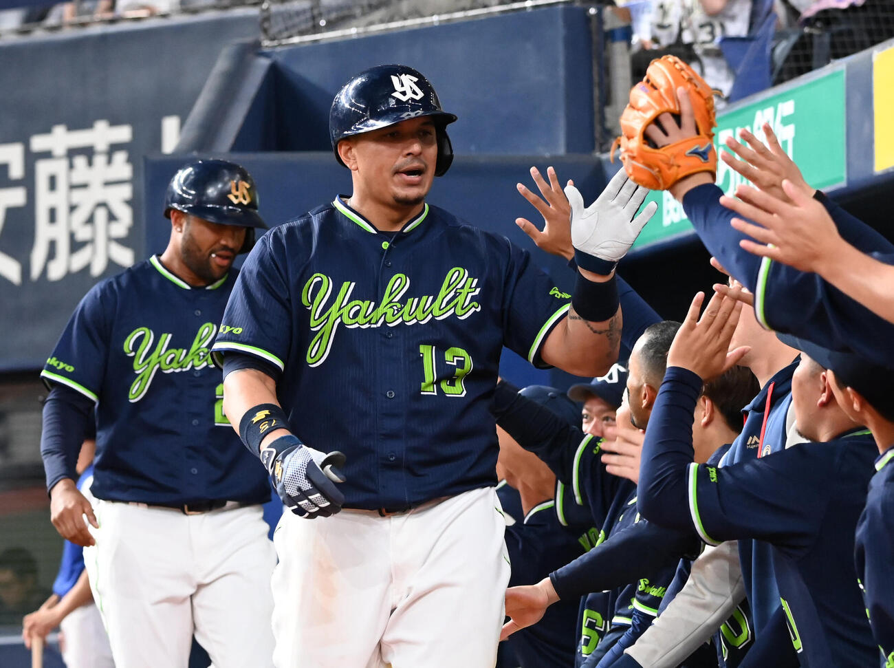 オリックス対ヤクルト　9回表ヤクルト2死一塁　ホセ・オスナは本塁打を放ちナインに迎えられる（手前）。左は生還したヤクルト4番手の阪口ドミンゴ・サンタナ（撮影・石井愛子）