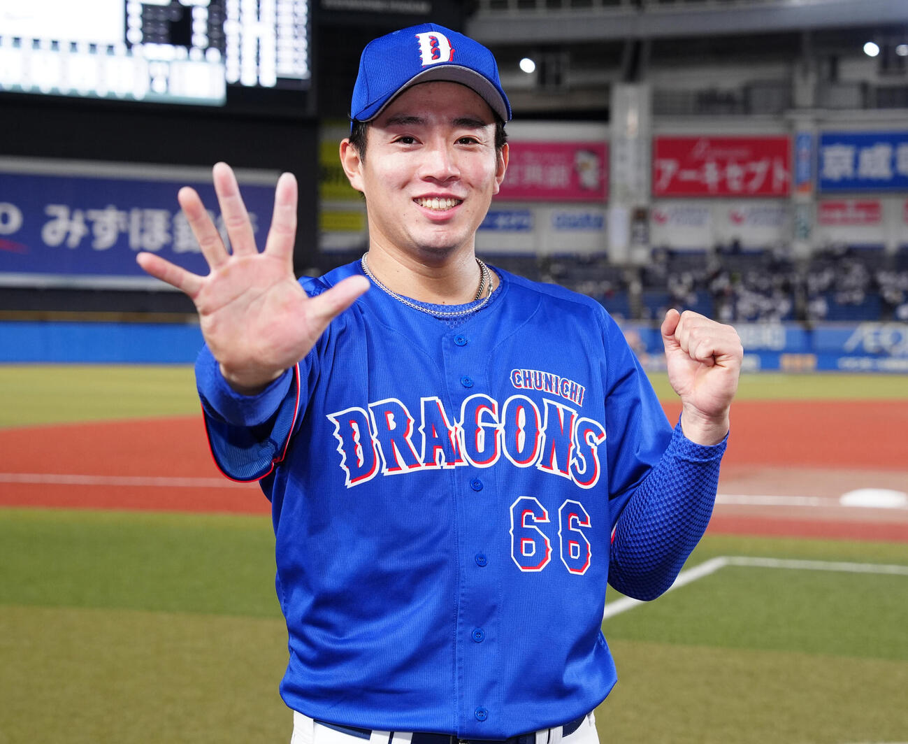 ロッテ対中日　ヒーローインタビューを終え、笑顔で写真に納まる中日鵜飼航丞（撮影・鈴木みどり）