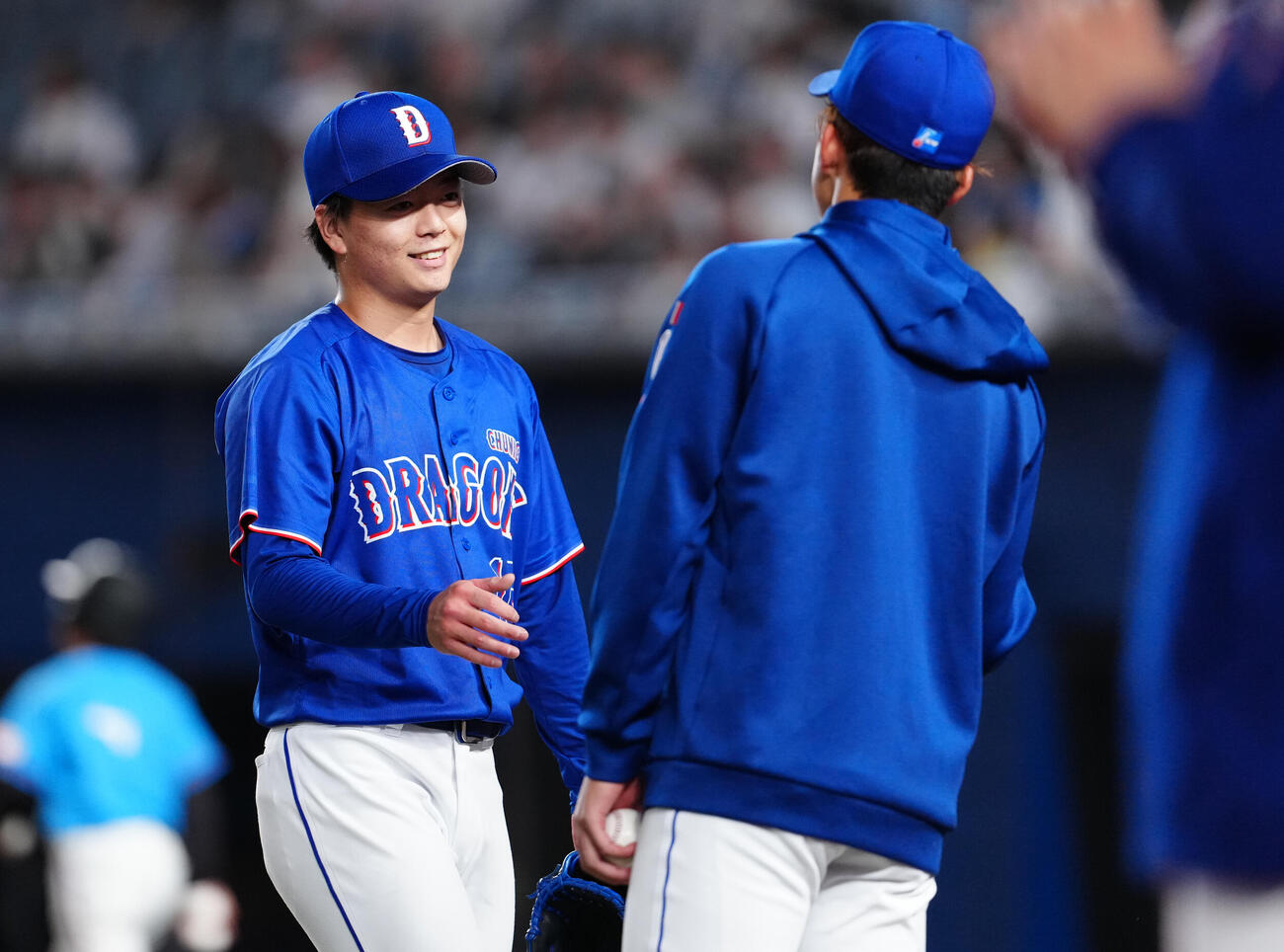 ロッテ対中日　8回を終え、笑顔でベンチへ戻る中日桜井頼之介（左）（撮影・鈴木みどり）