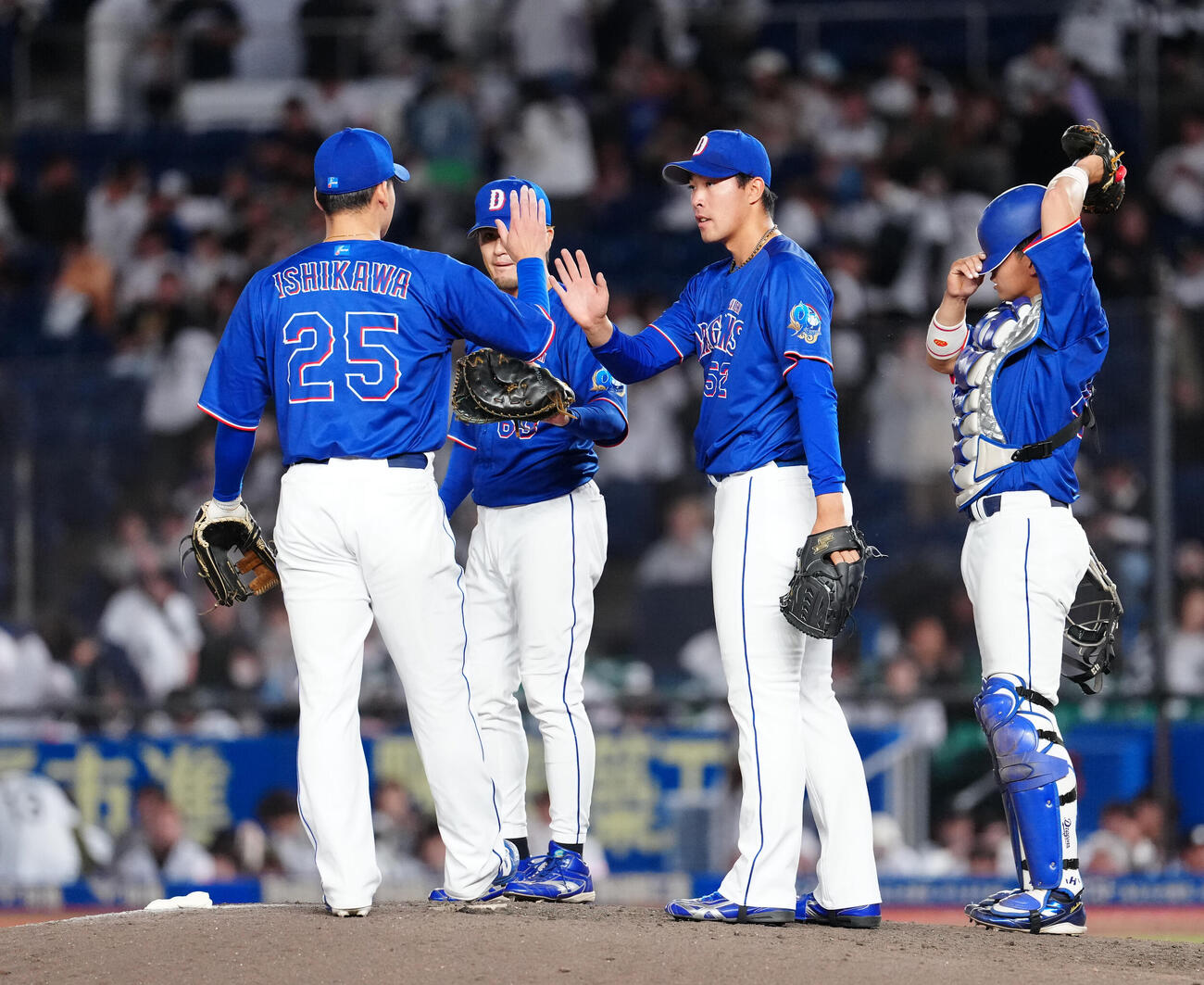 ロッテ対中日　ロッテに勝利し、タッチを交わす中日ナイン（撮影・鈴木みどり）