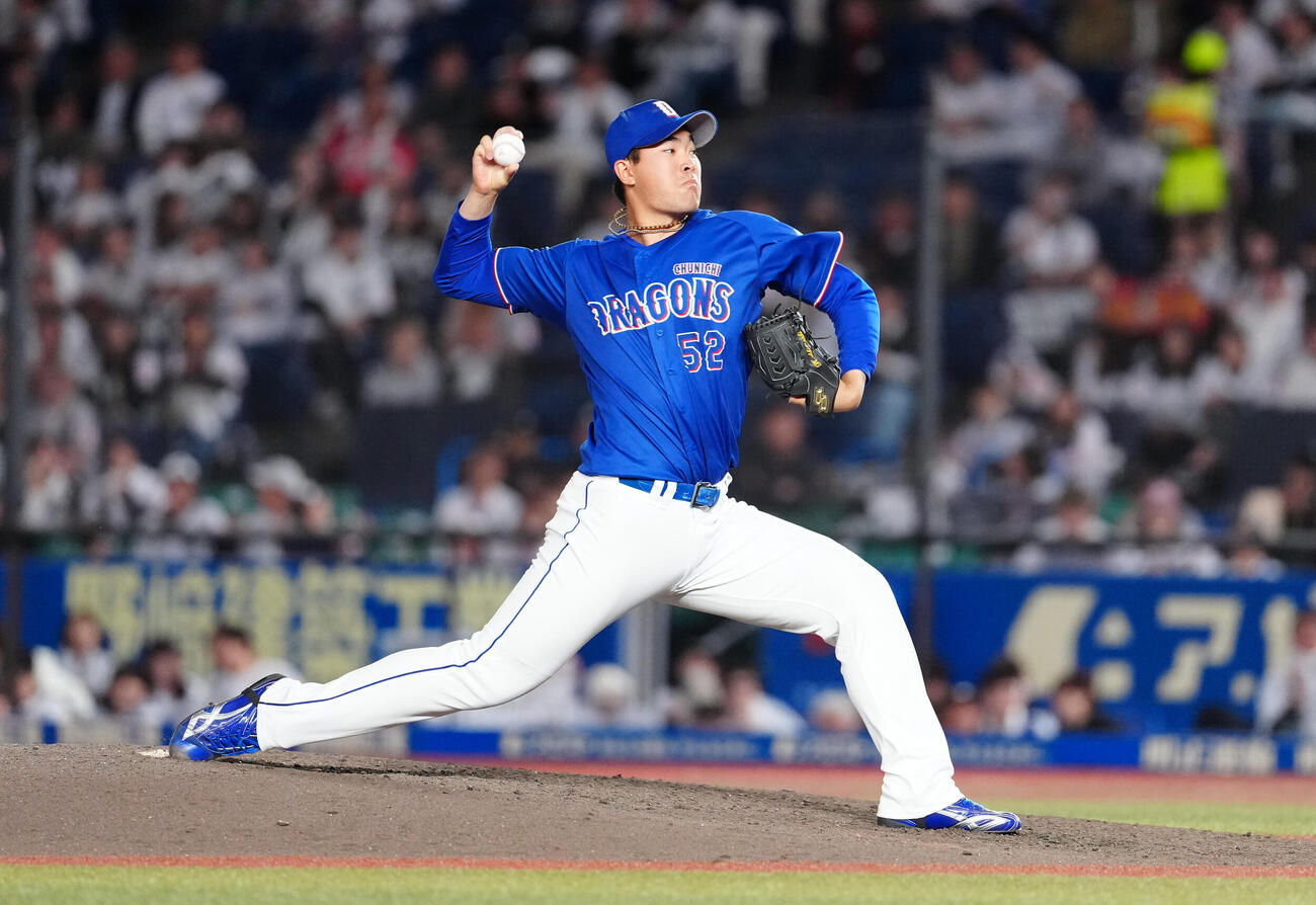 ロッテ対中日　9回裏から2番手で登板した中日篠崎国忠（撮影・鈴木みどり）