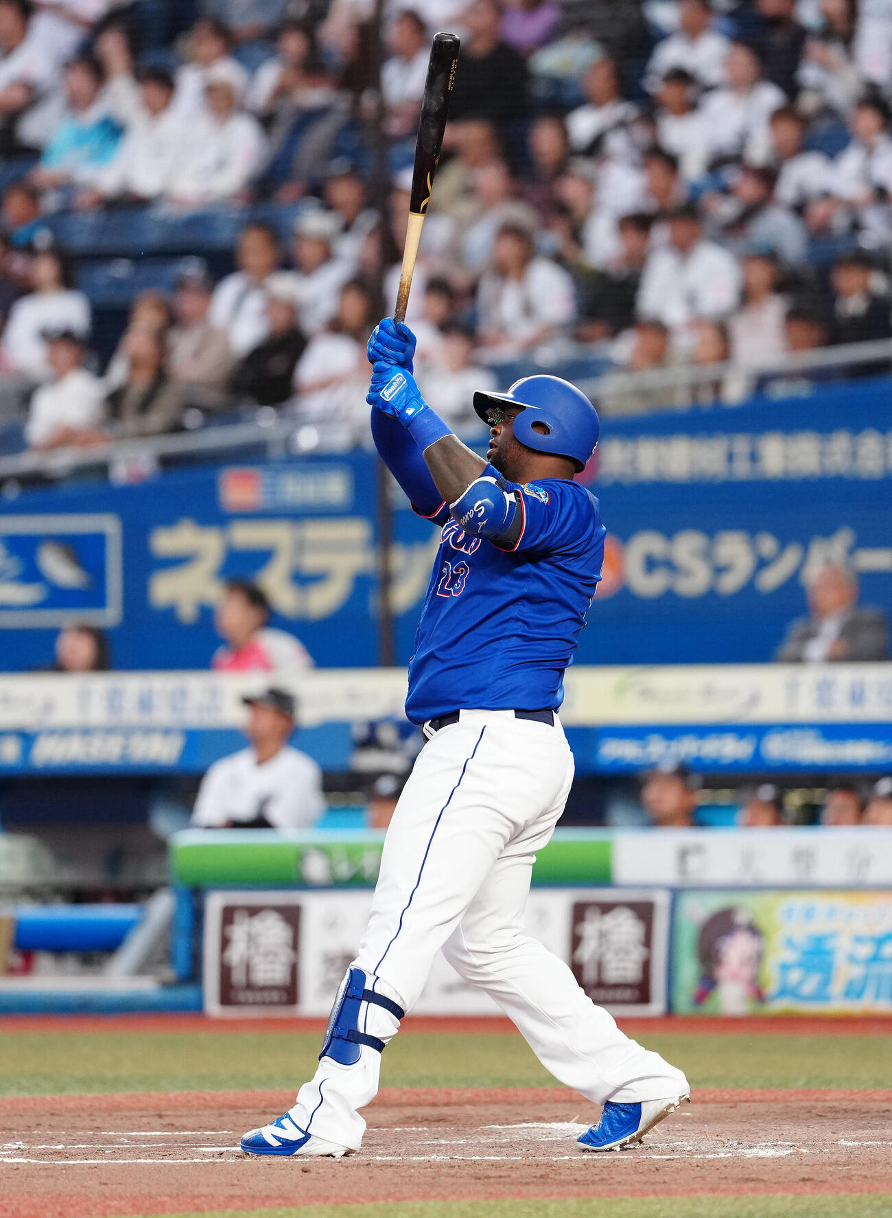 ロッテ対中日　2回表中日1死満塁、中犠飛を放つミゲル・サノー（撮影・鈴木みどり）