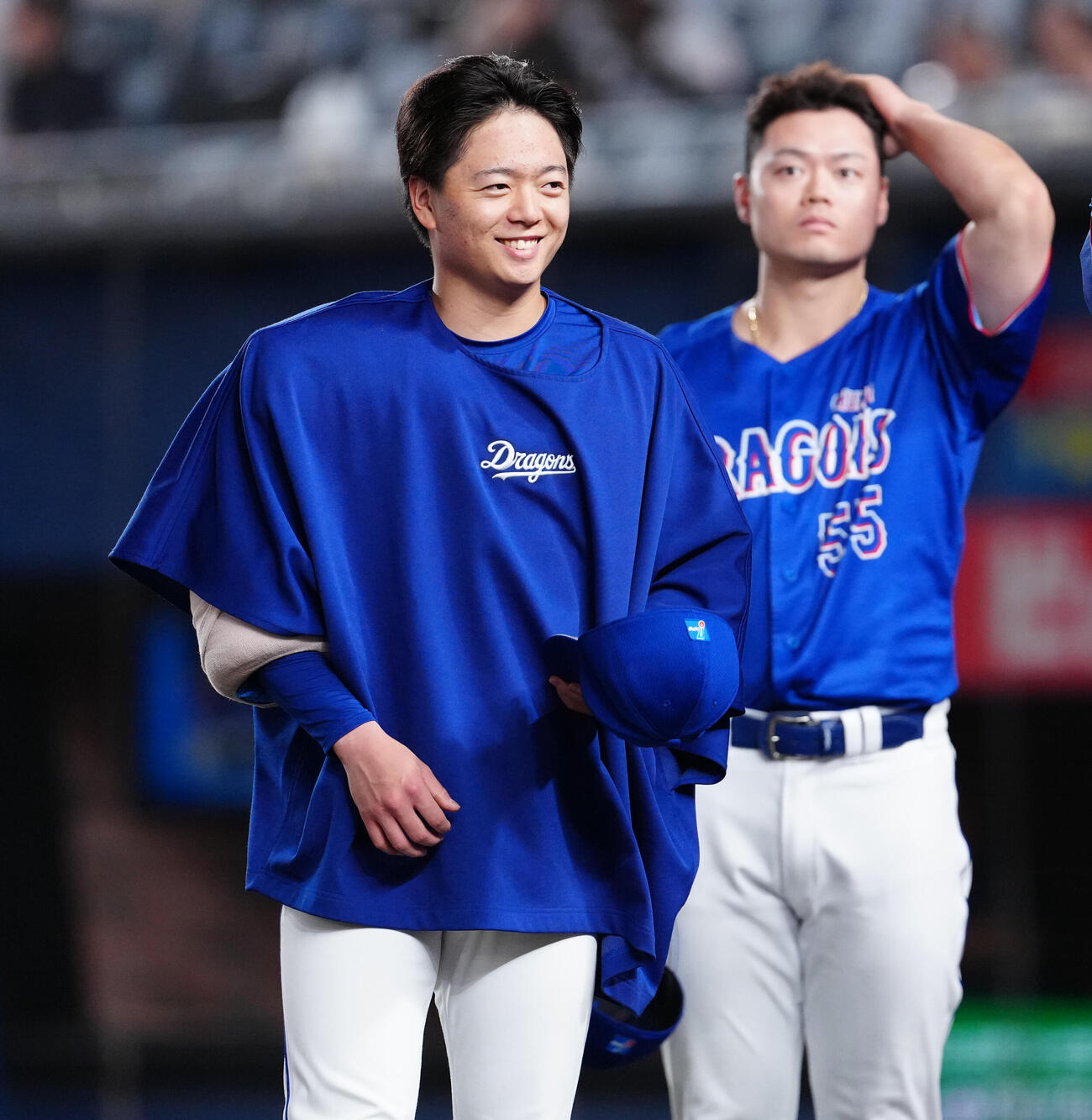 ロッテ対中日　ロッテに勝利し、笑顔の中日桜井頼之介（左）（撮影・鈴木みどり）
