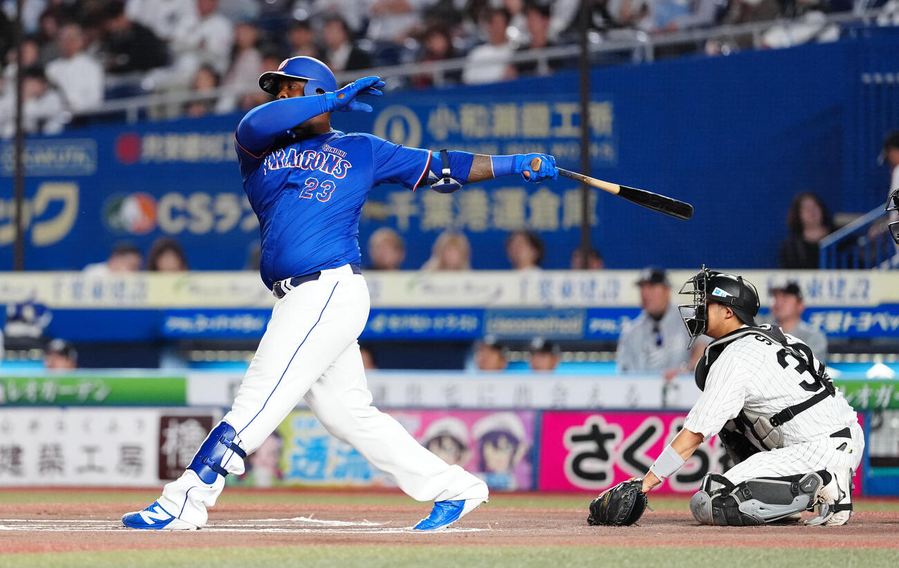 ロッテ対中日　6回表中日無死二、三塁、右犠飛を放つミゲル・サノー（撮影・鈴木みどり）