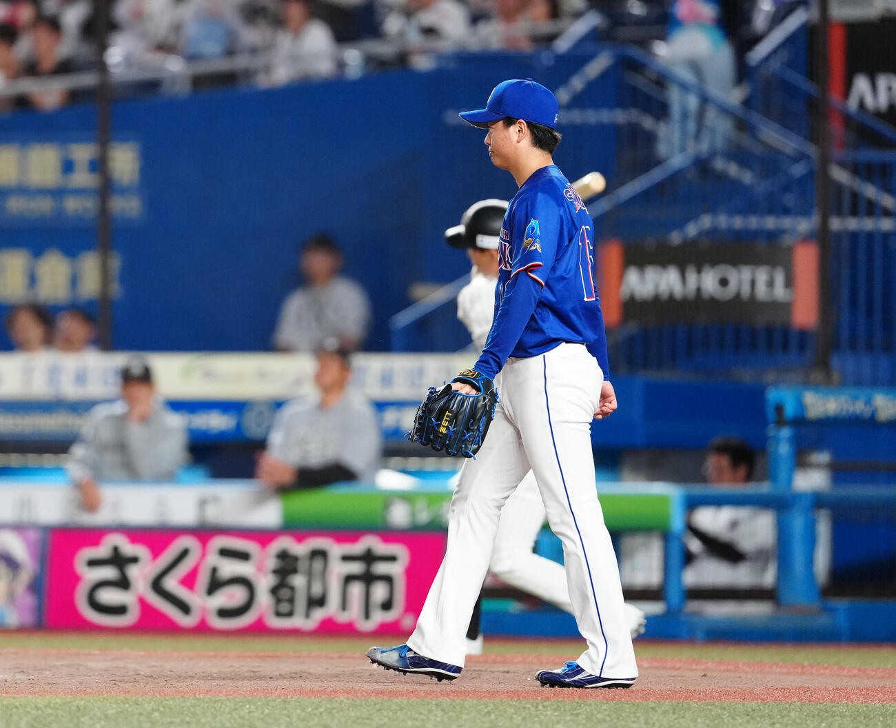 ロッテ対中日　7回裏ロッテ1死二塁、安田尚憲に適時打を浴び、浮かない表情の桜井頼之介（撮影・鈴木みどり）