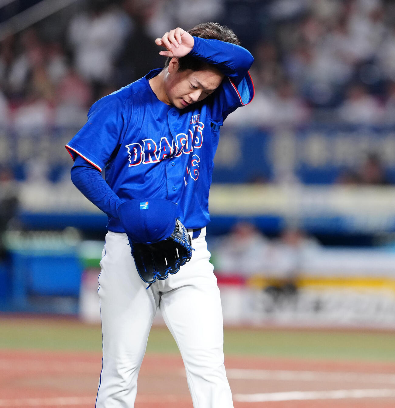 ロッテ対中日　7回裏を終え、汗をぬぐいながらベンチへ戻る中日桜井頼之介（撮影・鈴木みどり）
