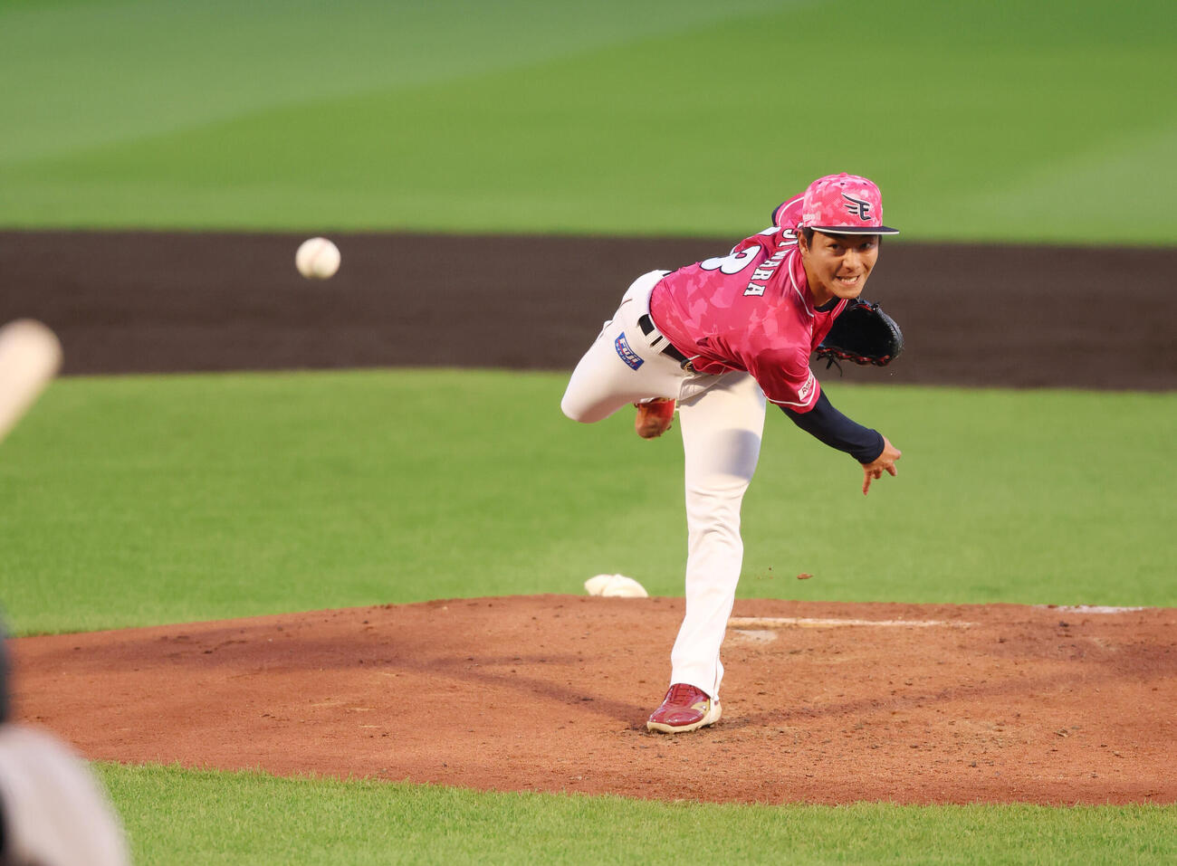 楽天対巨人　楽天2番手で登板し力投する藤原聡大（撮影・増田悦実）