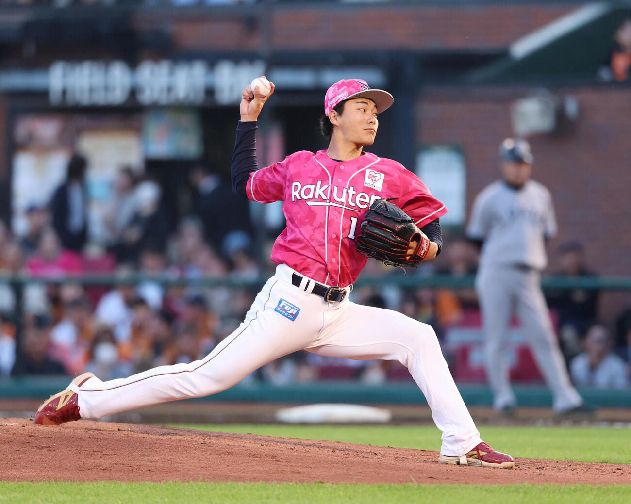 楽天対巨人　楽天2番手で登板し力投する藤原聡大（撮影・増田悦実）