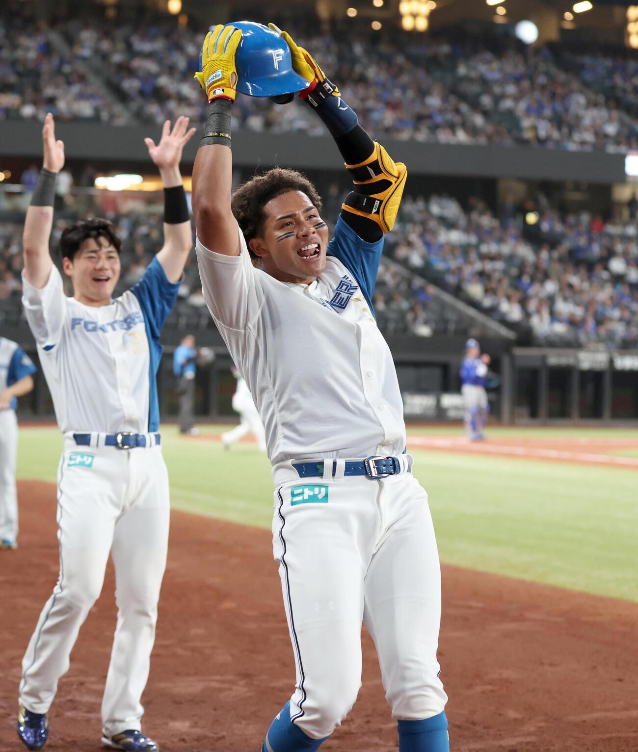 日本ハム対DeNA 5回裏、本塁打を放ち「パイナポー」ポーズの水谷瞬（撮影・黒川智章）