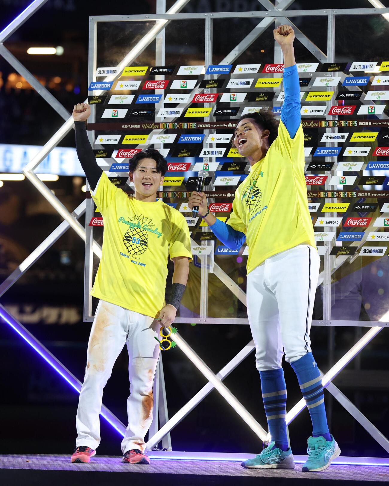 日本ハム対DeNA　お立ち台で叫ぶ大塚瑠晏（左）と水谷瞬（撮影・黒川智章）