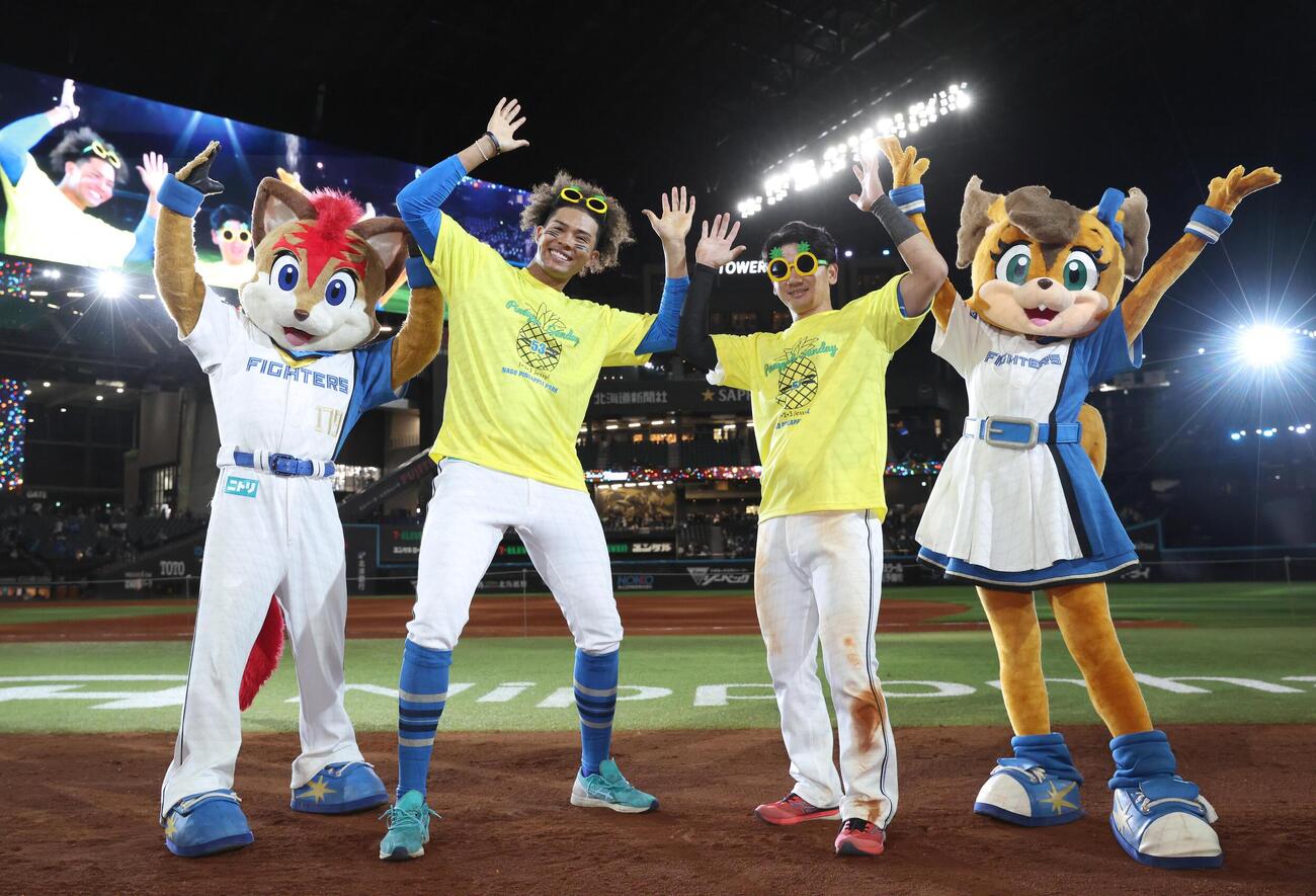 日本ハム対DeNA　試合後、「パイナポー」ポーズの水谷瞬（左）と大塚瑠晏（撮影・黒川智章）