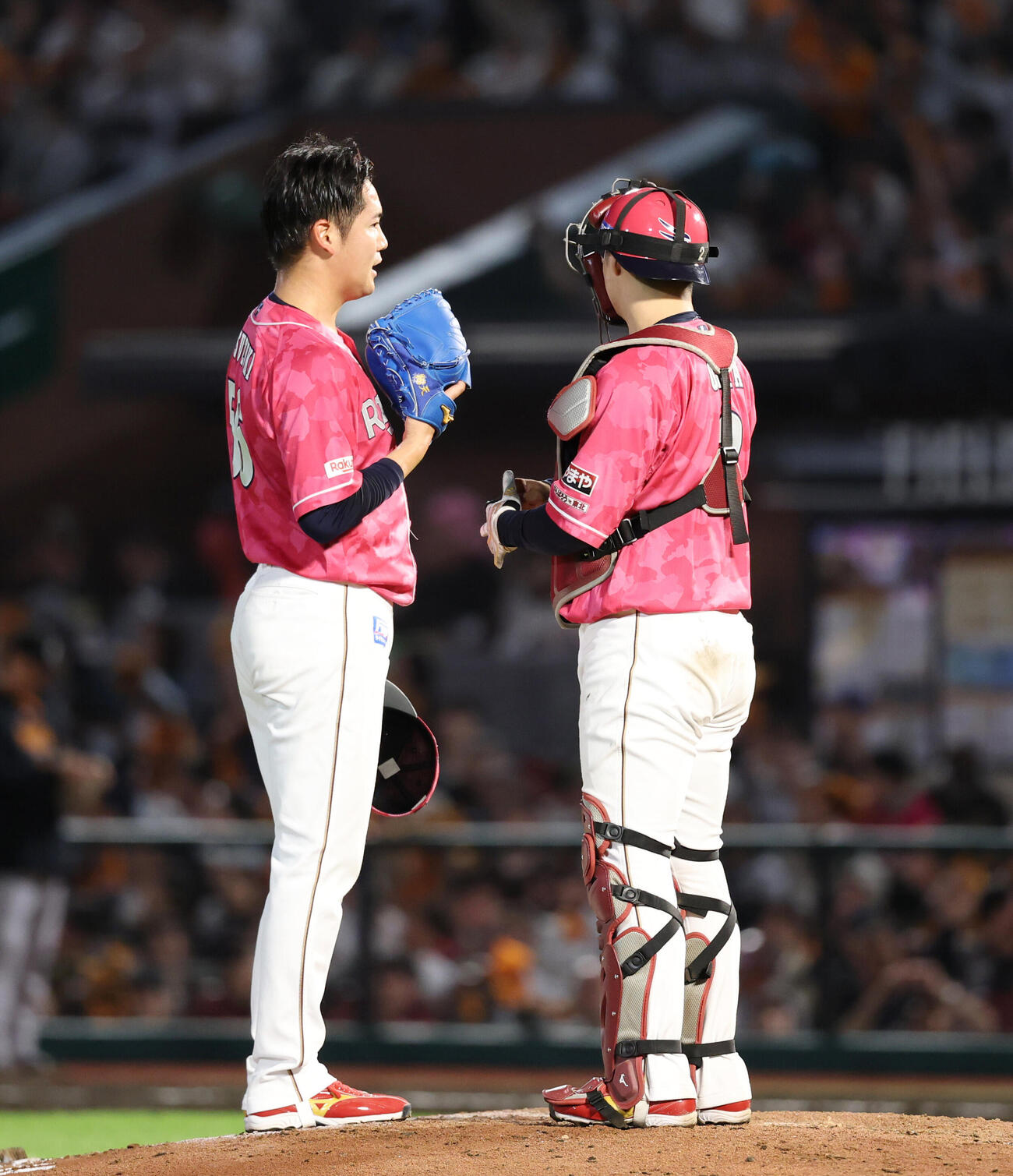 楽天対巨人　7回表巨人2死一塁、話をする太田光（右）と鈴木翔天（撮影・増田悦実）