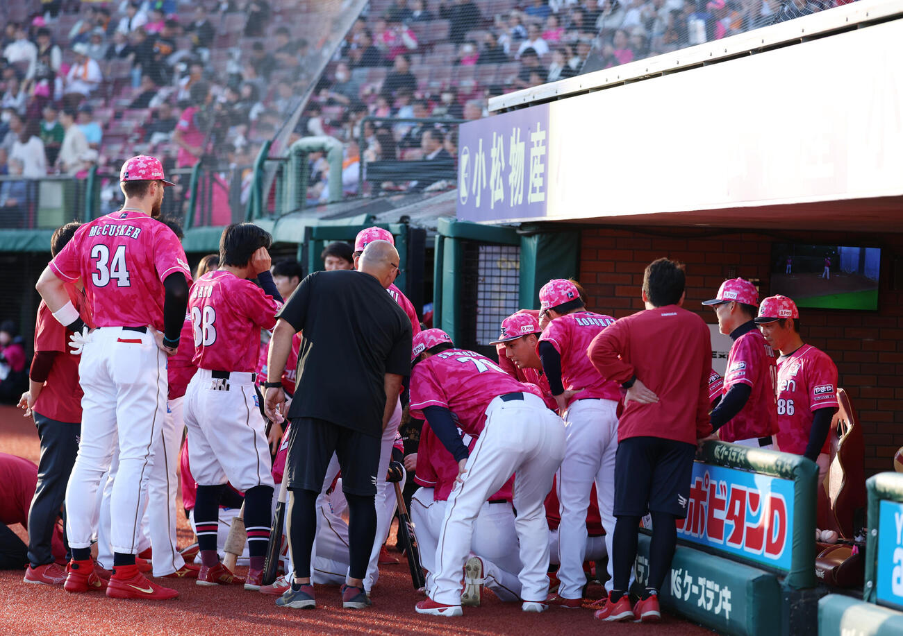 楽天対巨人　円陣を組む楽天ナイン（撮影・増田悦実）