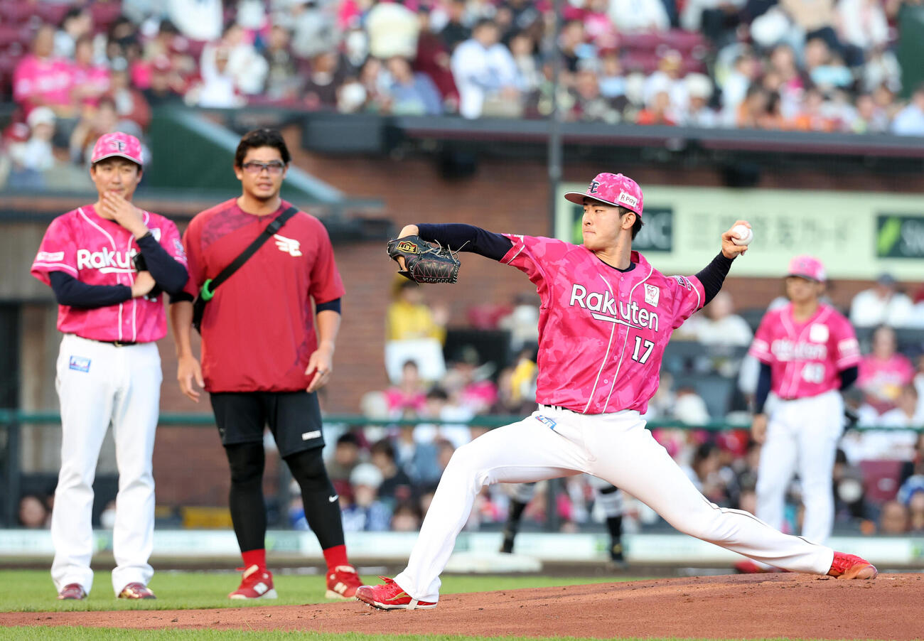 楽天対巨人　1回表巨人1死三塁、一旦ベンチに下がって再度マウンドに上がり投球練習する古謝樹（撮影・浅見桂子）