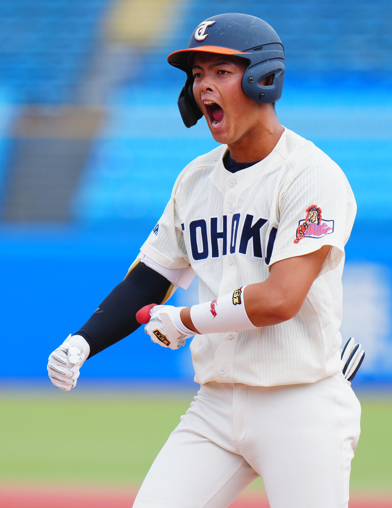 全日本大学野球選手権　準々決勝　大商大対東北福祉大　3回裏東北福祉大2死三塁、適時打を放ち雄たけびをあげる辻村大我（撮影・垰建太）
