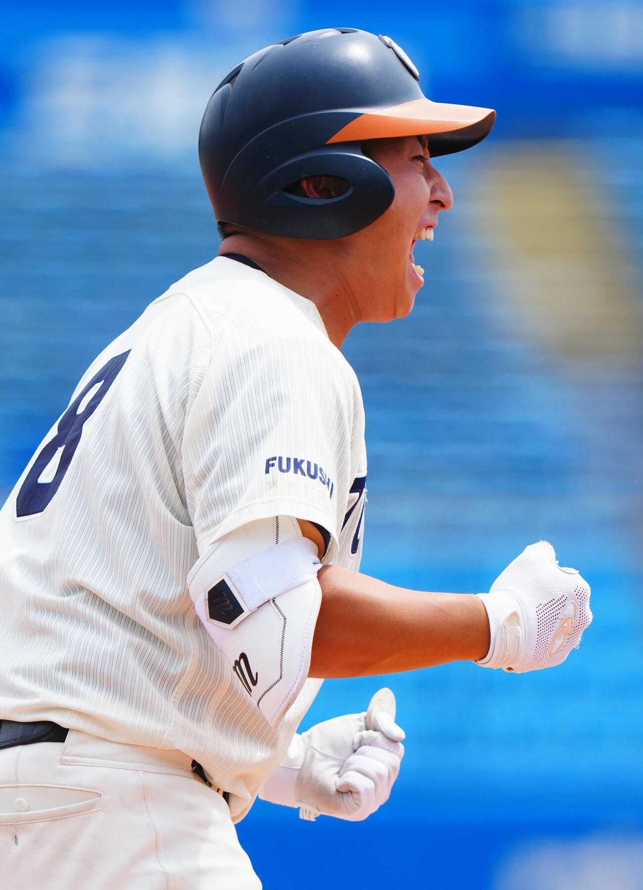 全日本大学野球選手権　準々決勝　大商大対東北福祉大　5回裏東北福祉大2死一、二塁、相手の適時失策を誘う右前打を放ち雄たけびをあげる小島慎也（撮影・垰建太）