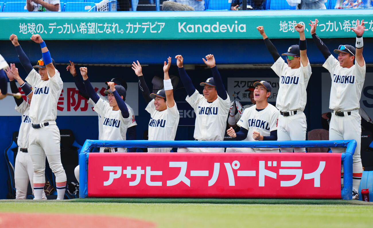 全日本大学野球選手権　準々決勝　大商大対東北福祉大　7回裏東北福祉大無死、先頭で出塁の多田羅浩大に盛り上がる猪俣駿太（右から3人目）ら（撮影・垰建太）