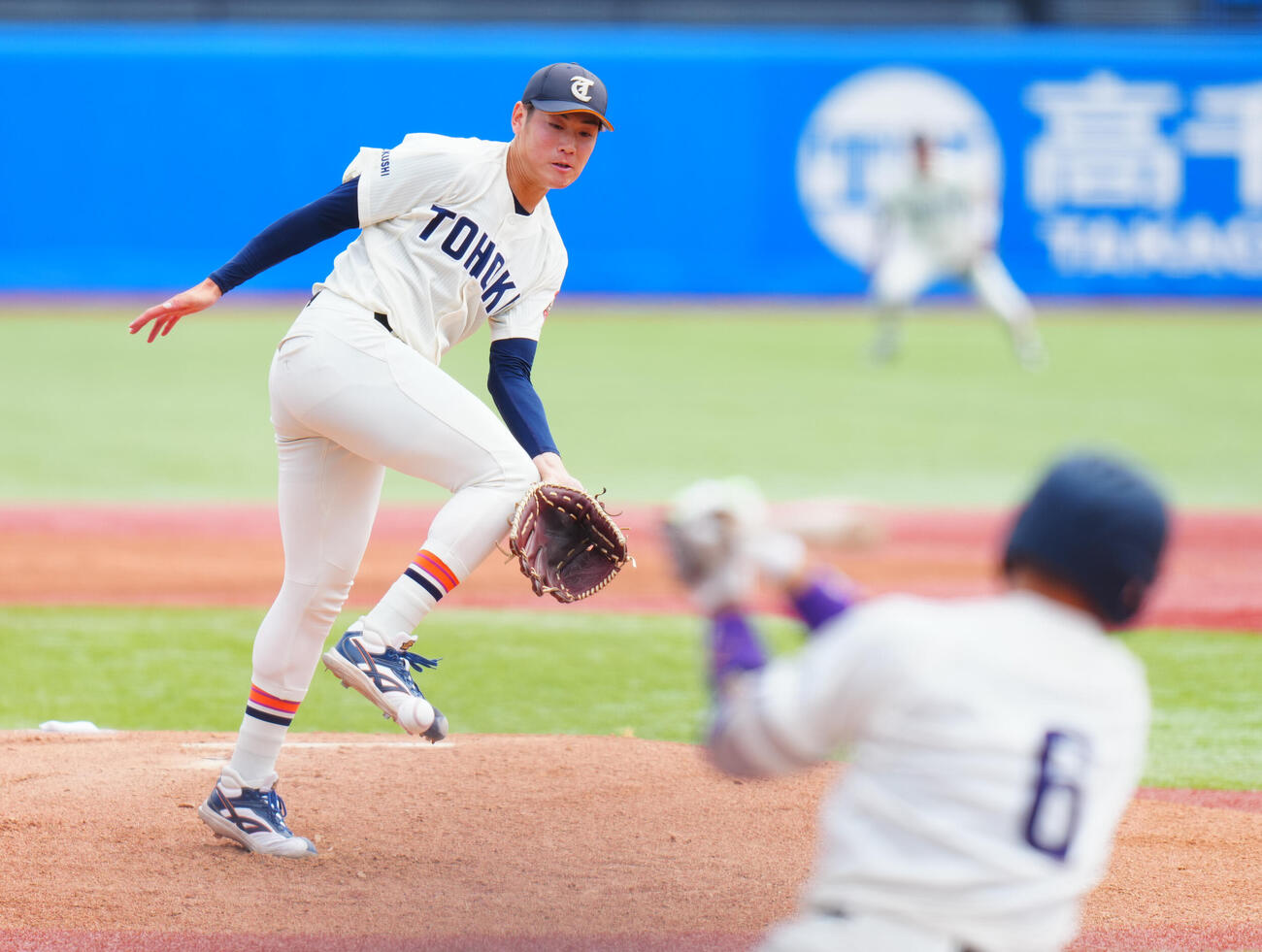 全日本大学野球選手権　準々決勝　大商大対東北福祉大　2回表大商大2死、赤埴克樹の打球に反応する猪俣駿太（撮影・垰建太）