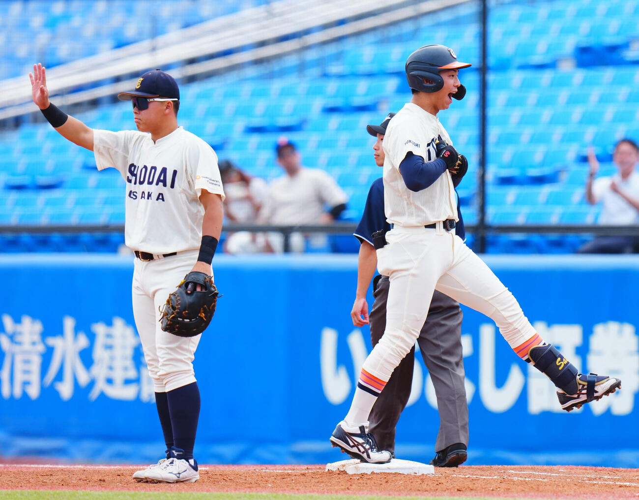 全日本大学野球選手権　準々決勝　大商大対東北福祉大　1回裏東北福祉大2死一、二塁、先制適時打を放ち雄たけびをあげる佐藤悠太（右）（撮影・垰建太）