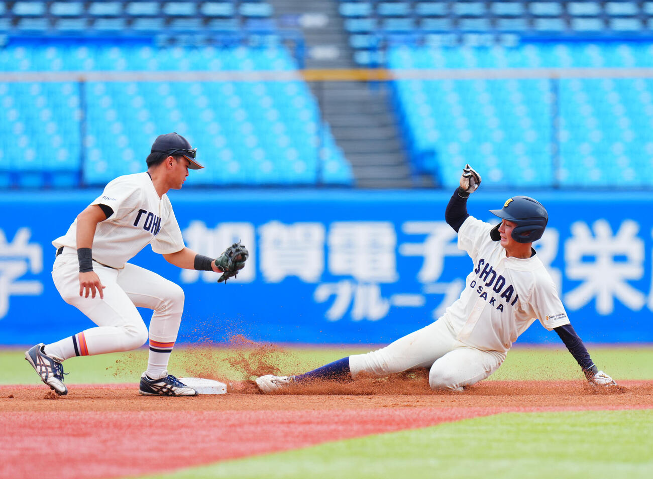 全日本大学野球選手権　準々決勝　大商大対東北福祉大　1回表大商大2死一塁、二盗を決める中山優月（右）（撮影・垰建太）