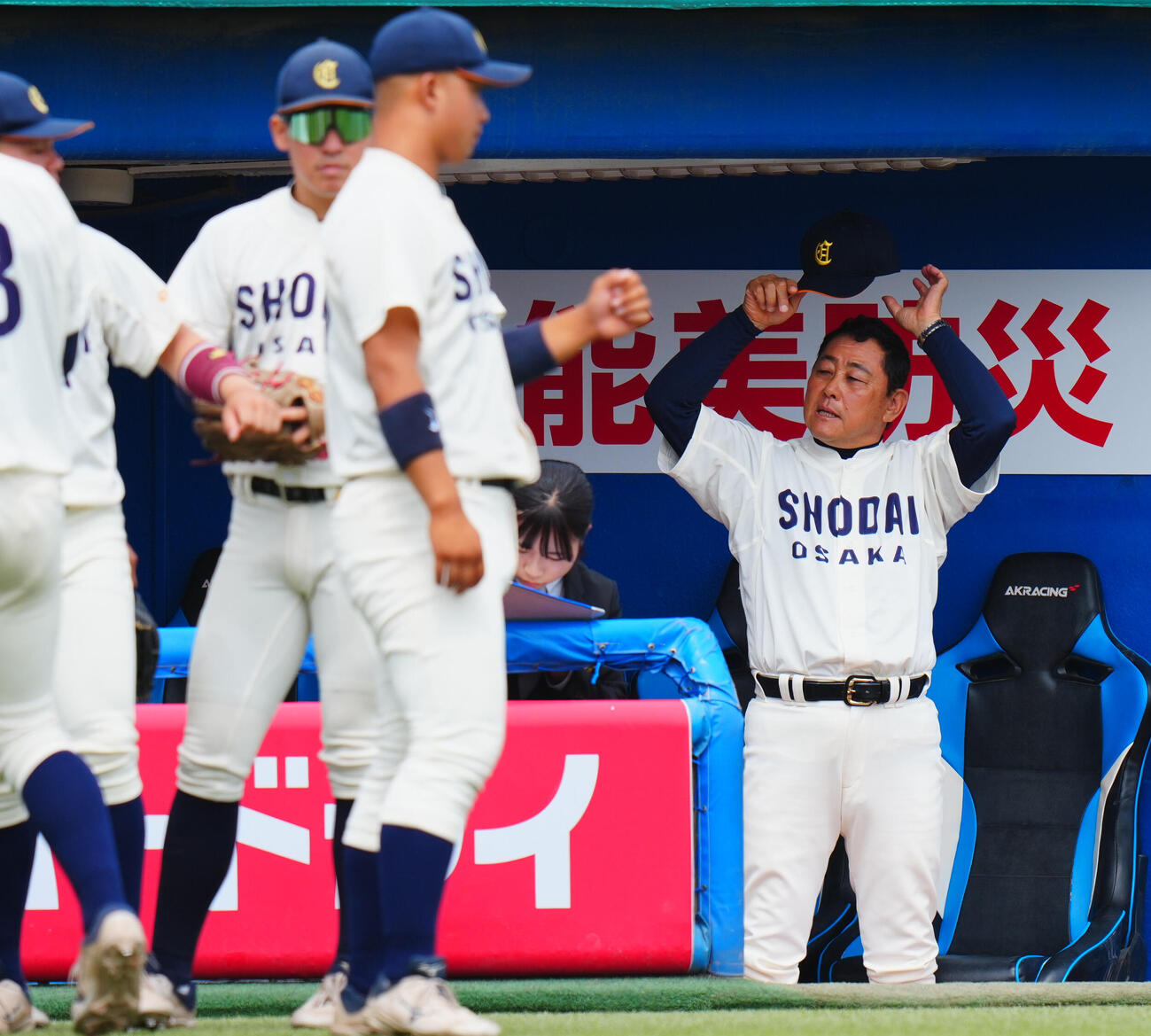 全日本大学野球選手権　準々決勝　大商大対東北福祉大　渋い表情の大商大・冨山陽一監督（右）（撮影・垰建太）